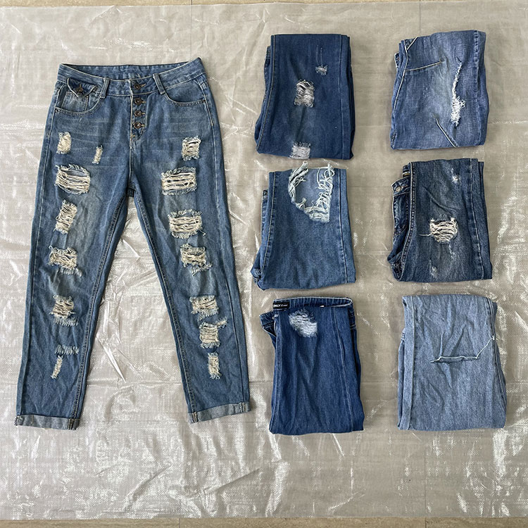 Gebrauchte zerrissene Jeanshose für Damen